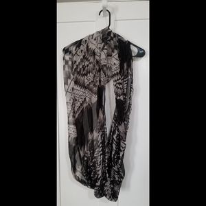 🌹Black and White Infinity Scarf